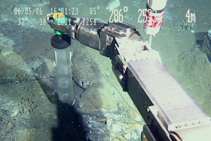 南海トラフにあるメタン湧出帯の海底堆積物からMK-D1のゲノムを採取する様子の写真