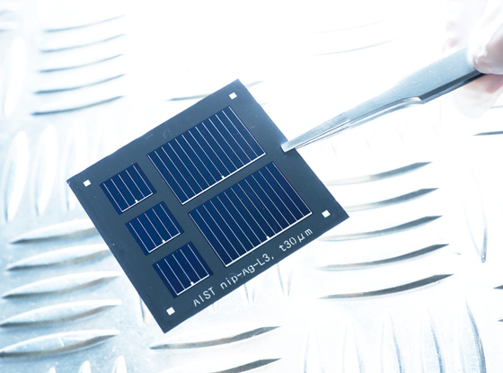 50mm角の結晶シリコン基板に５つの太陽電池を形成した試料の外観