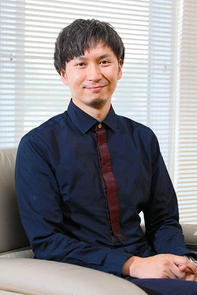 佐藤由也主任研究員の写真
