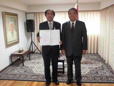 地圏資源環境研究部門 地圏環境リスク研究グループ 村尾 智 上級主任研究員(左)とモンゴル国 ソドブジャムツ・フレルバータル大使の写真