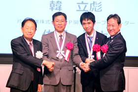 韓 立彪 研究チーム長（左から二人目）受賞の写真