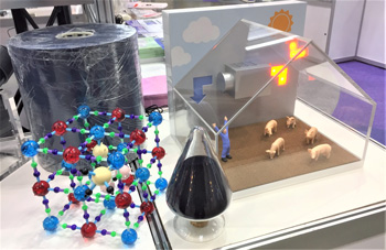 高性能アンモニア吸着剤の分子モデル（左）、実物（中央）と悪臭対策での利用モデル（右）の写真