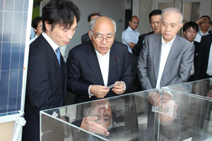地元企業が開発中の試作品についてご説明をお聞きになる吉野復興大臣(中央)の写真