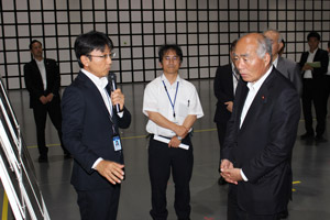 スマートシステム研究棟電波暗室についてご説明をお聞きになる吉野復興大臣(右)の写真