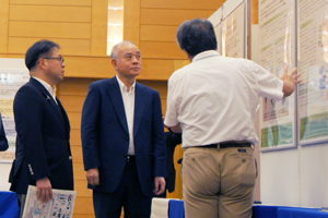ご説明をお聞きになる世耕経済産業大臣の写真