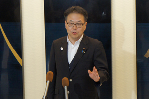 世耕経済産業大臣会見の写真