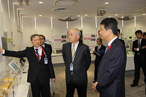 サイエンス・スクエア内展示の研究の紹介を受ける大井川知事(写真右)の写真