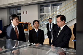 地元企業が開発した製品の説明をお聞きになる浜田復興副大臣(右)の写真