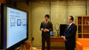地元企業が開発した製品の説明をお聞きになる浜田復興副大臣(右)の写真