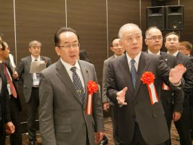 中鉢理事長の案内を受ける西銘副大臣