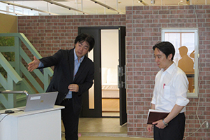 写真1:地元企業の製品ご視察の様子