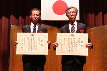 賞状を持つ鈴木良一(右）と加藤英俊（左）の写真