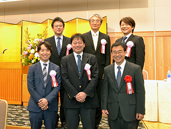 受賞者写真(写真上段は、左から井藤浩志、柚木彰、大山潤爾、下段は左から先崎純寿、佐藤洋、秋永広幸)