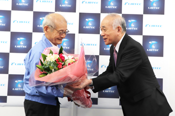 写真１：吉野博士に花束を贈呈する中鉢理事長