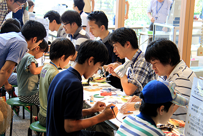 チャレンジコーナー「作ってみよう！遊んでみよう！太陽電池！」の写真1