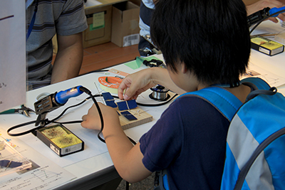 チャレンジコーナー「作ってみよう！遊んでみよう！太陽電池！」の写真2