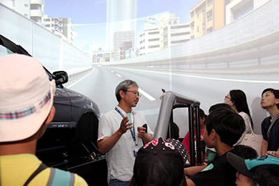 見学ツアー「未来のクルマの運転を体験？　－完全自動運転をシミュレータで！－」の写真1