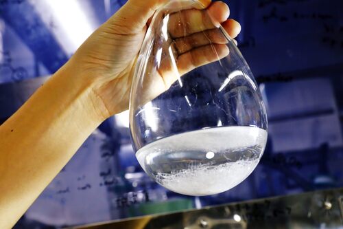 化学反応で生まれ変わるペットボトルのイメージ画像