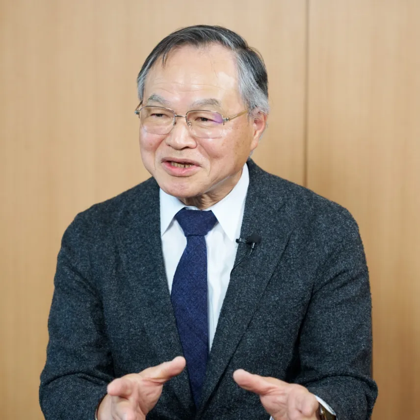 室内で話してる一村信吾さん