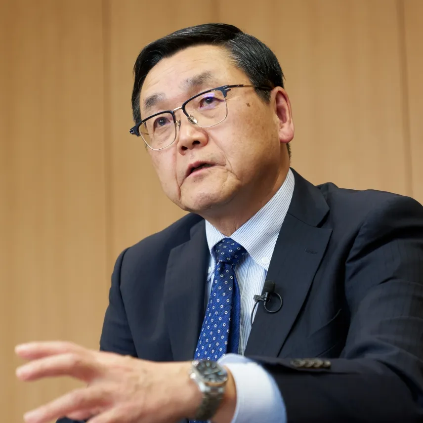 室内で話してる村山宣光さん