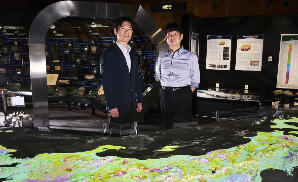 産総研 地質調査総合センター 地質情報研究部門 シームレス地質情報研究グループ長 内野隆之氏、大日本ダイヤコンサルタント 地質解析事業部 地質調査部長 亀高正男氏