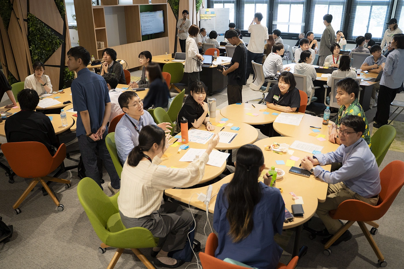 円卓を囲み、他のメンバーの話にじっくりと耳を傾けるグループワークの様子