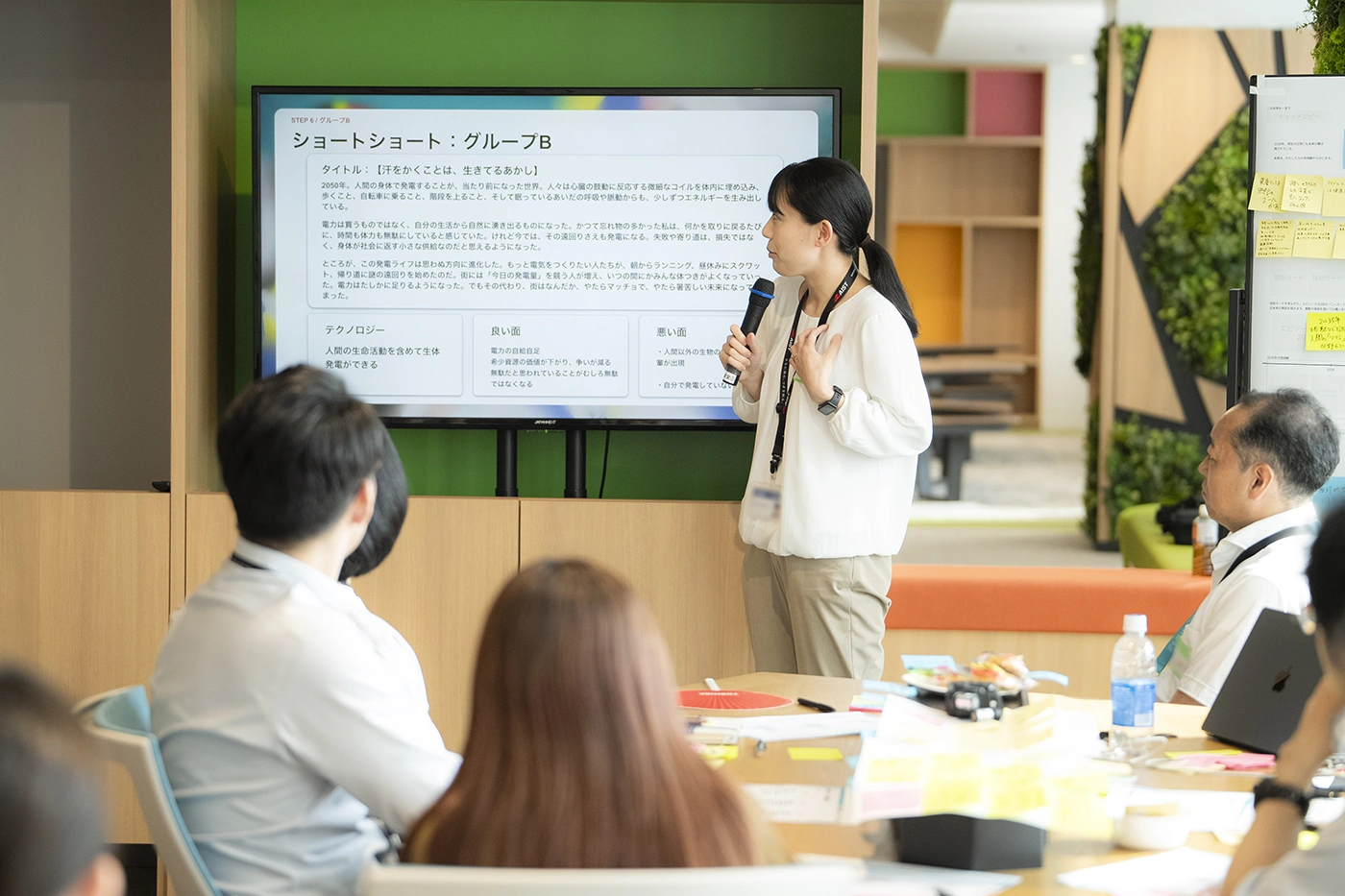 ショートショートの発表に聞き入る参加者たち
