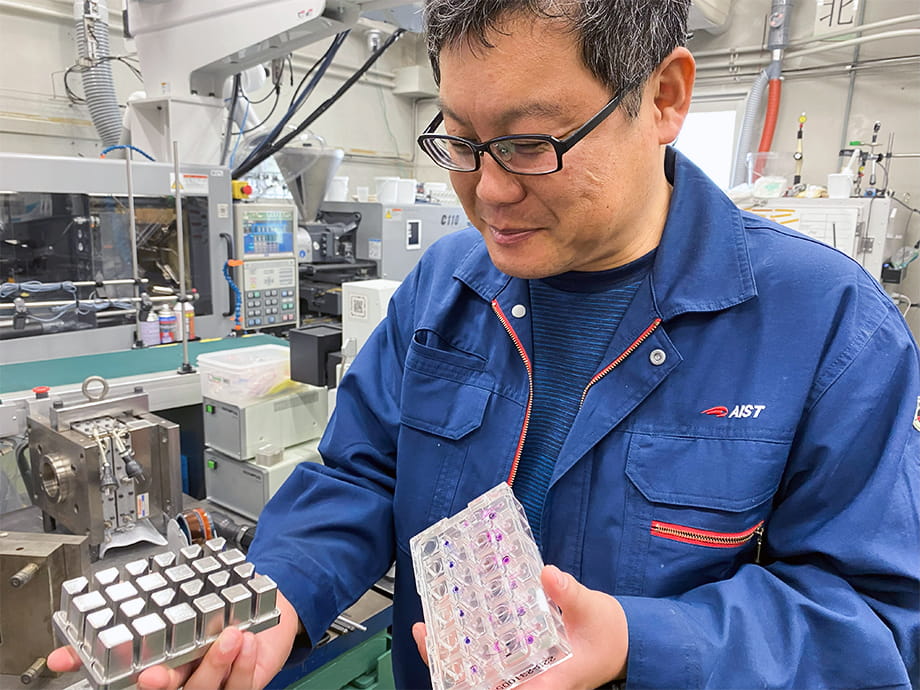 えぇっ!曇り止め、偏光、反射防止などの機能を、材料の表面凹凸で実現できちゃうのかい…?DXでコスパ&タイパ抜群なナノスケール表面加工の見学ツアーのイメージ画像