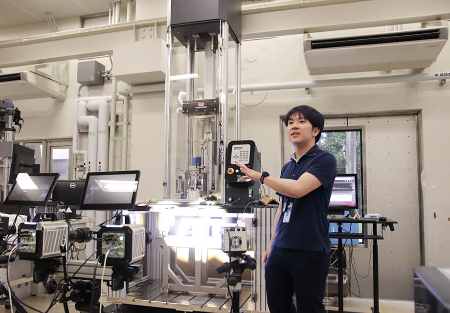 爆音注意!接着剤の衝撃強度・疲労・加速劣化試験の様子を見守るツアーのイメージ画像