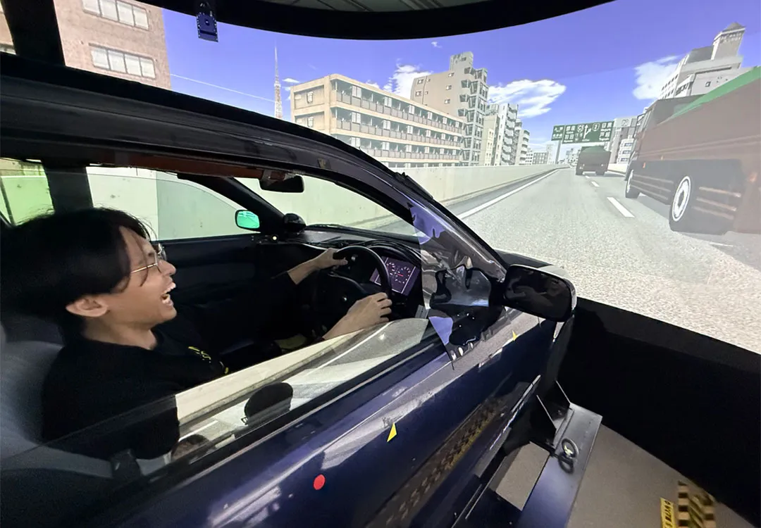「「運転交代!」の掛け声でテイクオーバー、ヨシ!超リアルな首都高ドライビングシミュレーターで自動運転→手動運転の切り替えを体験するツアー」のイメージ画像