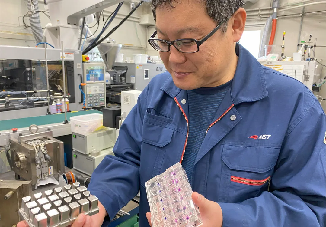 「えぇっ!曇り止め、偏光、反射防止などの機能を、材料の表面凹凸で実現できちゃうのかい…?DXでコスパ&タイパ抜群なナノスケール表面加工の見学ツアー」のイメージ画像