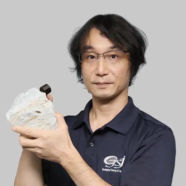 実松 健造