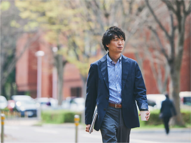 歩いている大浦さんの画像