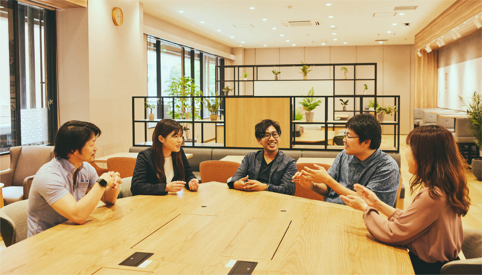 語り合う職員たちの画像
