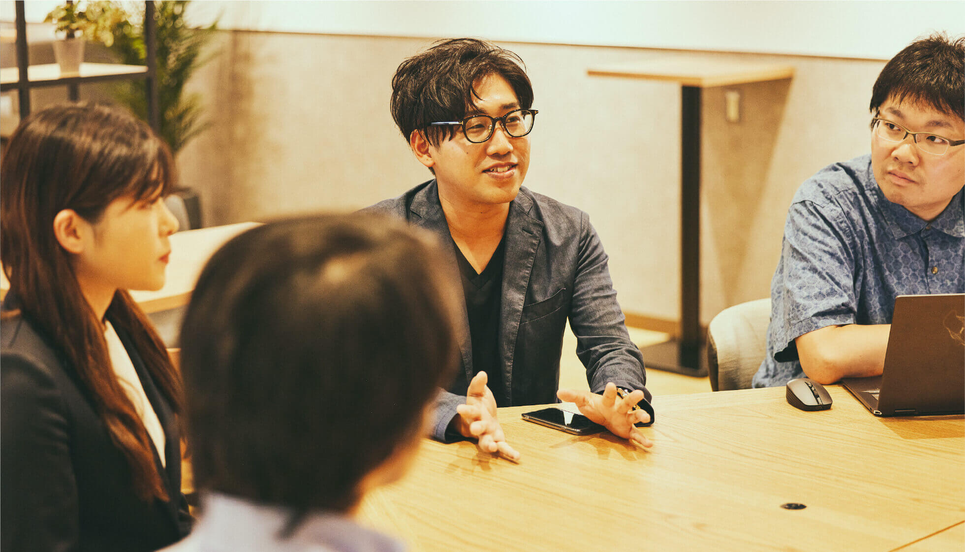 語り合う職員たちの画像