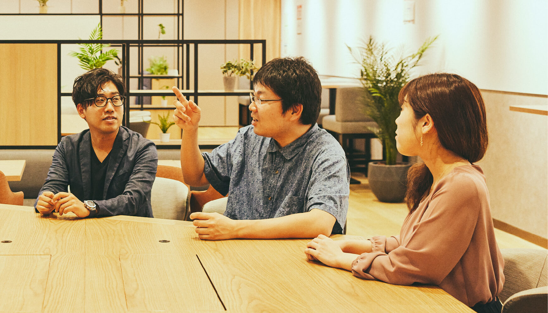 語り合う職員たちの画像