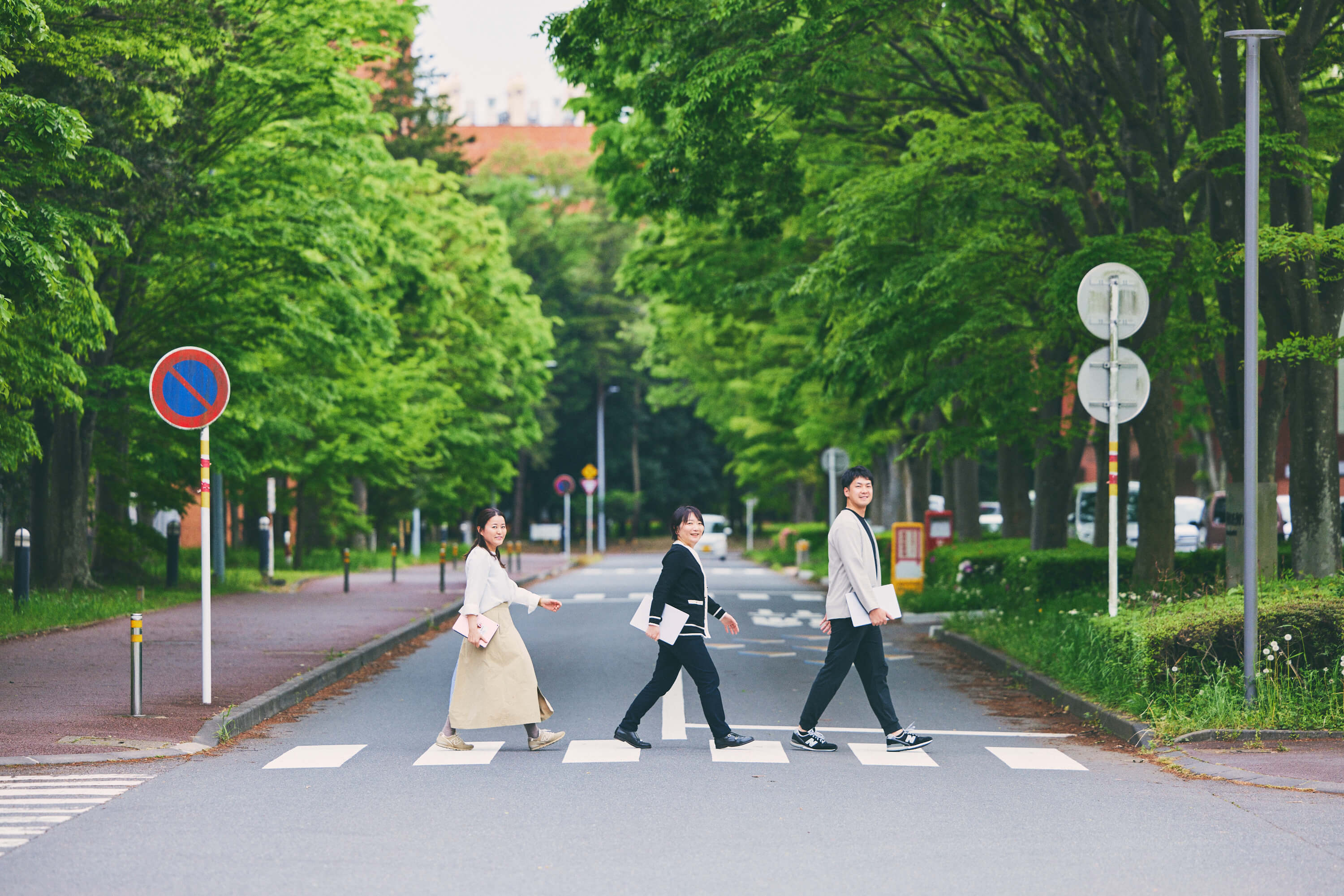 笑顔の職員たちの写真