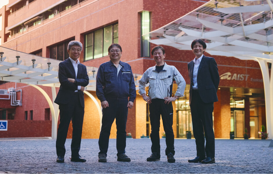 瀧川さんと中川さんが協働する研究者2名と並んでいる様子