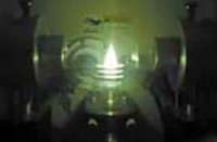 誘導結合プラズマ発光分析装置の点灯シーンの写真
