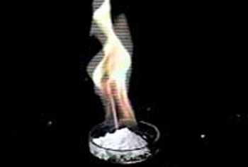 メタンハイドレートが燃えている写真