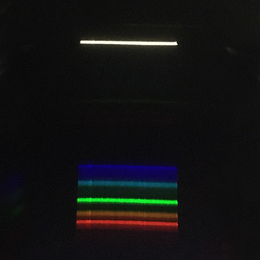 分光器で見た蛍光灯の分かれた色のイメージ画像