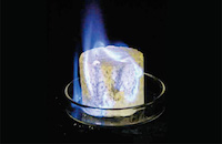 メタンハイドレートの試料による燃焼実験のイメージ画像