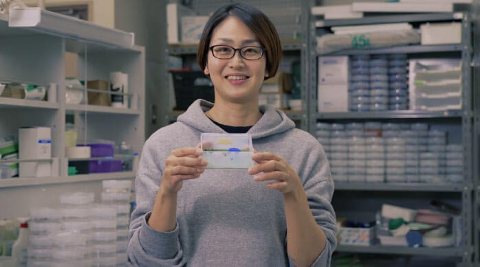 アリの背中にバーコードを貼る。の背景画像